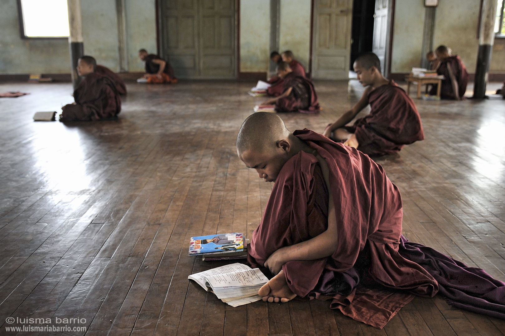 monasterio budistas monjes estudiando birmania myanmar